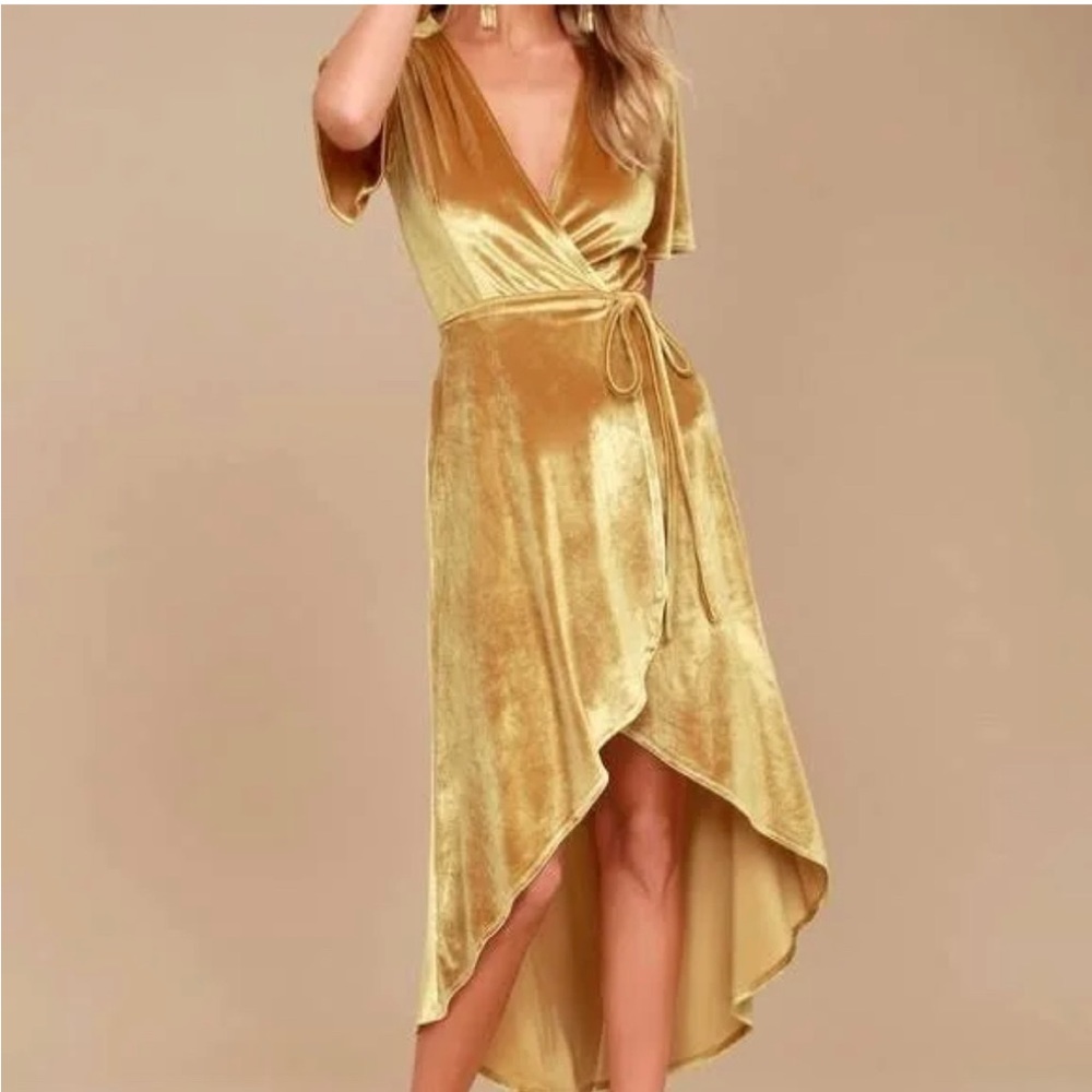 SUPER FLATTERING. Lulus gold velvet wrap dress. Size M.